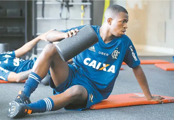  ??  ?? Vinicius Junior não viajou com a delegação do Flamengo para Buenos Aires: o garoto, que renovou até 2022, não está inscrito na Libertador­es GILVAN DE SOUZA / FLAMENGO