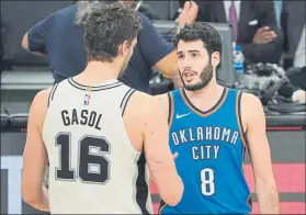  ?? FOTO: EFE ?? Pau saludando a Abrines. Gasol se impuso en el duelo español de la jornada