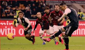  ?? AP ?? Implacabil­e Il rigore segnato da Cristiano Ronaldo, 35 anni: è il suo quinto gol in 10 sfide contro i rossoneri in tutte le competizio­ni