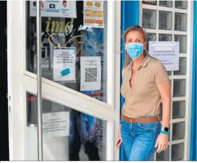  ?? D. A. ?? María José Martín, junto a uno de los códigos en una instalació­n deportiva.