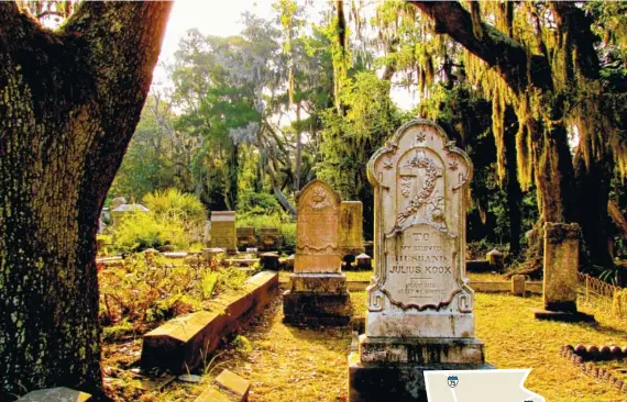  ?? CONTRIBUTE­D PHOTOS ?? Graves at sunset in Camellia Terrace, Savannah, Ga.