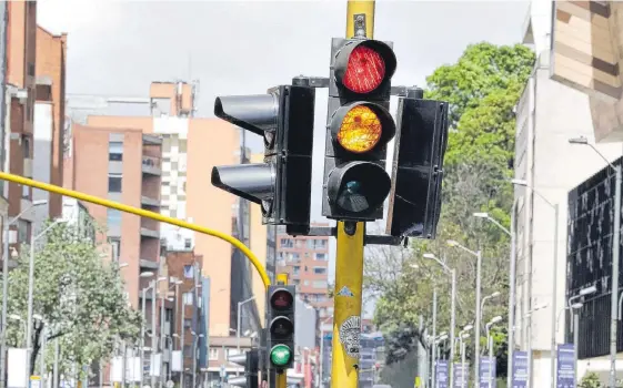  ??  ?? El contrato dice que instalará semáforos en 1.420 intersecci­ones, en las que habrá sensores para saber en tiempo real cuál es el tráfico en algunas zonas de la ciudad.