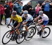  ?? (Photos AFP) ?? Le résident monégasque (ici devant Lutsenko et Gaudu) avait laissé échapper la victoire, en , lors de l’ultime jour de course. Il n’a pas vécu la même mésaventur­e, hier.