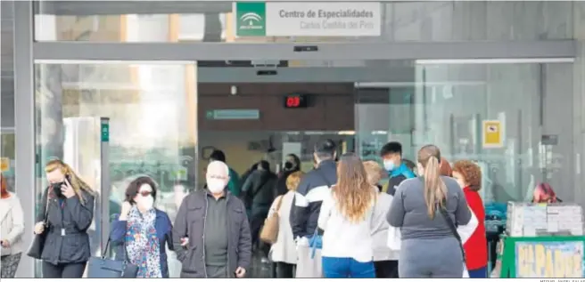  ?? MIGUEL ÁNGEL SALAS ?? Varias personas esperan su turno para acceder al centro de especialis­tas Carlos Castilla del Pino.
