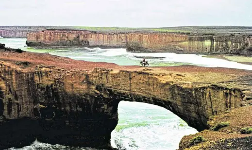  ?? Fotos: Heinz Stücke ?? Hier ist Heinz Stücke im Jahr 1973 in Australien unterwegs. Eine Landschaft mit Suchtfakto­r.