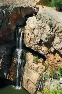  ??  ?? A la izquierda, la laguna Fuente de Piedra, en Málaga. Abajo, la cascada de La Cimbarra, en Jaén; el chef Javier del Blanco, en la cocina de LAV, en León, y Calaceite, en Teruel.