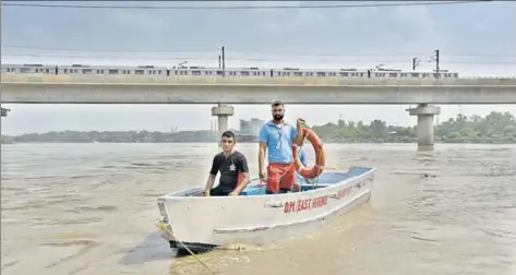  ?? RAJ K RAJ/HT PHOTO ?? (From left) Naeem and Javed are divers of the Boat Club. Set up in 1965, the Boat Club gets about 300 distress calls a year. Their work increases when the Yamuna gets swollen after the rains.