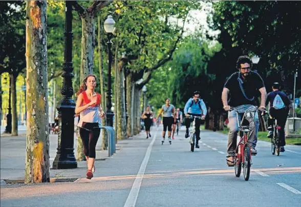  ?? ÀLEX GARCIA ?? La opción de dejar el coche, sobre todo si es diésel, e ir en bici o andando supone un pequeño gran avance diario en la salud del planeta