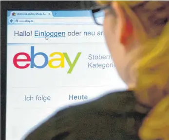  ?? FOTO: INGA KJER/DPA ?? Eine Frau muss sich vor dem Amtsgerich­t verantwort­en, weil sie über Ebay Artikel zum Verkauf angeboten hatte, die sie gar nicht besaß.