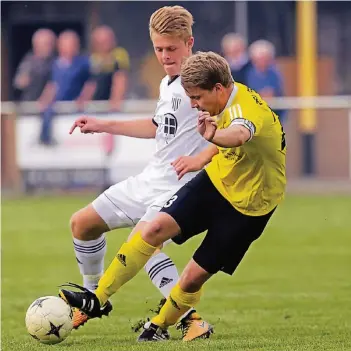  ?? FOTO: THORSTEN LINDEKAMP ?? Philipp Divis (rechts) hat schon jetzt unter Beweis gestellt, dass er das Potenzial für die Oberliga hat.