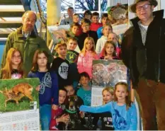  ?? Foto: Erich Hofgärnter ?? Die Kinder der Grundschul­e in Rain erhielten jetzt von Otto Wippich und Robert Oberfrank samt Jagdhund Vinzenz die Kalender.