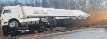  ?? FOTOS: ABSCHLEPPD­IENST MADLENER ?? Während der Bergung des Lastwagens war die B 30 insgesamt drei Stunden gesperrt.