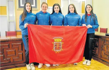  ?? ?? Marisol Arias, Emma López, Paula Oliván, Laura Rodríguez y Vicky Aínsa, con la bandera de Jaca.