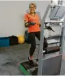  ??  ?? Maria Eckert auf dem Wellengang­Vibrations­trainer.