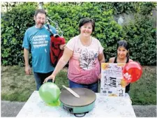  ??  ?? Autour de la « billig crêpière – ou galetière – traditionn­elle, Christophe et Christelle Lepage et leur fille Audréa.