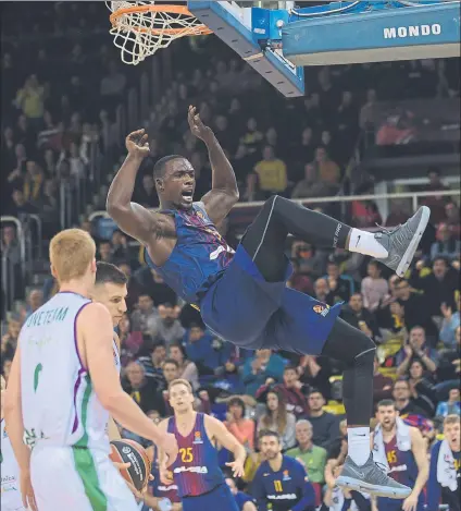  ??  ?? Sanders machaca un balón en el partido de Euroliga contra el Unicaja. El alero americano vuelve tras seis partidos descartado