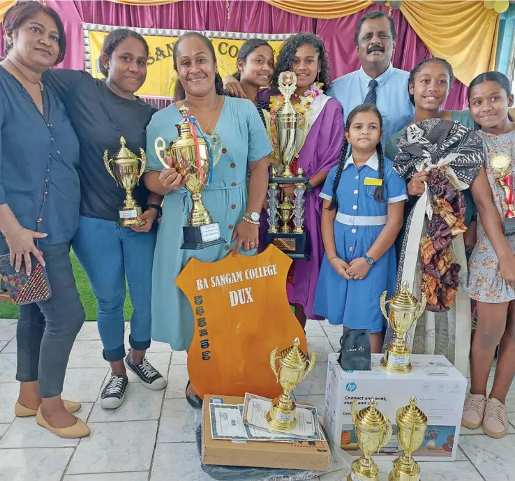  ?? Photo: Nicolette Chambers ?? Ba Sangam College Dux, Shyrin Shobna Nadan (fifth from left) with her family members and Minister for Employment, Productivi­ty, Industrial Relations, Youth and Sports, Parveen Bala following the school’s annual awards day on November 18, 2022.