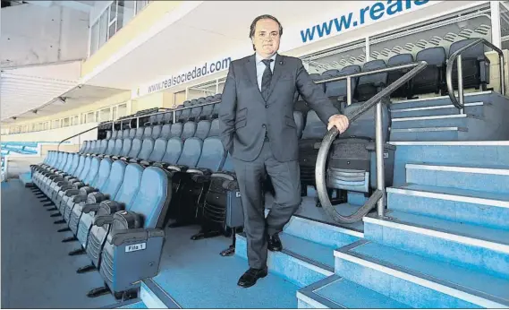  ?? FOTO: UNCITI ?? Jokin Aperribay posa en el palco del Estadio de Anoeta, que quiere remodelar primero y comprar en propiedad después