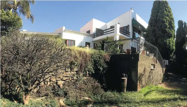  ??  ?? This home in the highest suburb in Johannesbu­rg will be auctioned next month. It has views across the city and also has a small flat on the grounds.