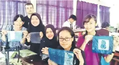  ??  ?? Students show the cyanotypes during the workshop.