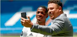  ??  ?? Hace poco más de 100 días, Ronaldo presentó a Vinícius como jugador merengue.