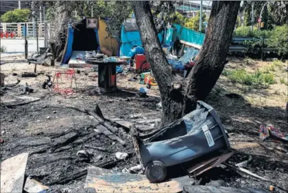  ?? / QUIQUE GARCÍA (EFE) ?? Incendio de un campamento de barracas en un descampado de Barcelona.