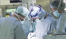  ?? (Doc C.C.T. de Monaco) ?? Le Pr Dreyfus implantant une valve aortique.