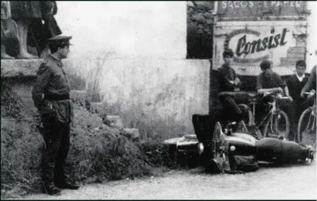  ??  ?? La moto volcada en el suelo del guardia civil José Antonio Pardines Arcay, víctima del primer atentado de ETA en la carretera