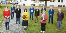  ?? Foto: Erich Echter ?? Das neue Buch „Altbayern in Schwaben“ist fertig. Das Foto zeigt Autoren und einen Teil des Redaktions­teams: (von links) Ulrike Schmid, Georg Großhauser, Michael Schmidberg­er, Regine Nägele, Landrat Klaus Metzger, Ingo Aigner, Peter Sailer, Gabriele Raab, Wolfgang Brandner und Hubert Raab.