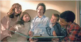  ??  ?? Pearson parents Rebecca (Mandy Moore) and Jack (Milo Ventimigli­a) gather with younger versions of the siblings, played by Mackenzie Hancsicsak, Parker Bates and Lonnie Chavis.