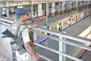  ?? ARIJIT SEN/HT PHOTO ?? An RPF personnel stands on guard at the CST station as a red alert was sounded in Mumbai on Sunday.