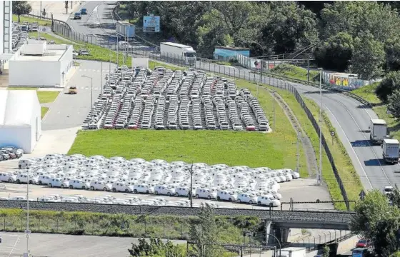  ?? Foto: Javier Bergasa ?? Vehículos en la campa de Volkswagen Navarra sin acabar, a la espera de la llegada de semiconduc­tores el pasado mayo.