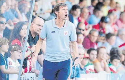  ?? FOTO: JUAN ECHEVERRÍA ?? Kuko Ziganda El técnico rojiblanco grita durante el amistoso de Sarriena del pasado sábado