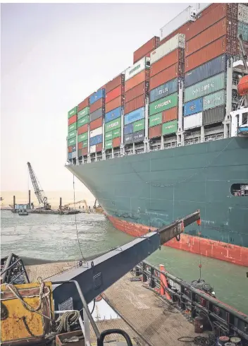  ?? FOTO: DPA ?? Die „Ever Given“lief am Dienstag auf Grund. Das 400 Meter lange Schiff kann 20.400 Container aufnehmen. Es blockiert den Suezkanal, der den Seeweg zwischen Asien und Europa um 7000 Kilometer verkürzt.