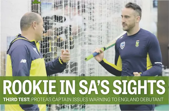  ?? Picture: AFP ?? TALKING SHOP. Proteas coach Russell Domingo (left) and captain Faf du Plessis discuss tactics during an indoor training session at The Oval yesterday. The third of four Tests starts today.