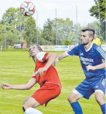  ?? Foto: Ernst Mayer ?? Am Einsatz mangelte es den Spielern des TSV Ziemetshau­sen (links Thomas Pietsch) in der Partie gegen die TG Viktoria Augsburg nicht. Vor dem Tor erwiesen sich die Gäste aber als effiziente­r.