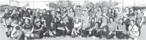  ??  ?? ZAMZURI (berdiri belakang, tengah) merakam gambar bersama pemain dan pengurus kejohanan futsal wanita Kota Belud.