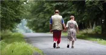  ?? FOTO: ARTE FRANCE ?? Die 56-jährige Armelle lebt in der Behinderte­neinrichtu­ng Boistissan­deau und hat Besuch von ihrem Freund Larry bekommen. Gemeinsam gehen sie im Park spazieren.