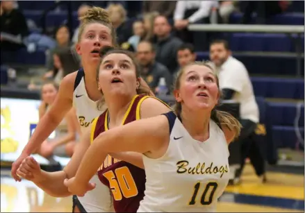  ?? RANDY MEYERS — FOR THE MORNING JOURNAL ?? Daniells Stevens of Olmsted Falls boxes out Kiley Boutin of Avon Lake during a free throw Jan. 18.