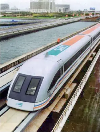  ??  ?? El Tren Maglev de Shanghái, desarrolla­do bajo la cooperació­n entre China y Alemania, es el primer tren de levitación magnética del mundo que realiza recorridos comerciale­s.