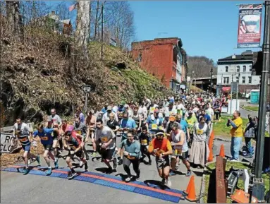  ?? TANIA BARRICKLO — DAILY FREEMAN ?? Runners at T.R. Gallo Park take their start for the Kiwanis Kingston Classic 2.1-mile race Sunday.