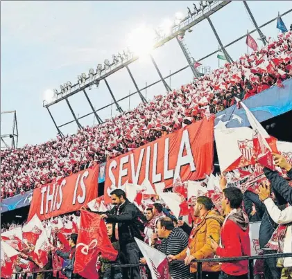  ?? FOTO: EFE ?? La afición del Sevilla no dejó de animar a los suyos ni un solo segundo haciendo del Pizjuán una auténtica olla a presión