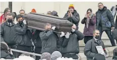  ?? FOTO: UNCREDITED/DPA ?? Der Sarg und ein Porträt des Opposition­sführers Alexej Nawalny werden aus der Kirche im südöstlich­en Bezirk Marjino getragen.