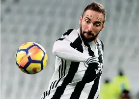  ??  ?? Ex di peso Gonzalo Higuain, 30 anni, è il grande ex ed è l’uomo che ha deciso lo scontro diretto nel girone d’andata, vinto 1-0 dalla Juve a Napoli. Il Pipita (9 reti) non segna da quella sera (1 dicembre). Il bomber della Juve è Dybala con 14 reti...