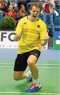  ?? FOTOS: HEISE ?? Fabian Roth schreit seine Freude heraus nach dem überrasche­nden Sieg im Herreneinz­el der deutschen Badminton-Meistersch­aften.