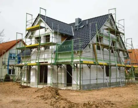  ?? Foto: Andrea Warnecke, dpa ?? Wer ein Haus baut, sollte vorab etwa 2500 Euro pro Quadratmet­er kalkuliere­n, raten unsere Experten. Die andere Variante: ein schlüsself­ertiges Haus, für das ein Festpreis gezahlt wird. Aber auch hier können noch Kosten für die Sanierung dazukommen.