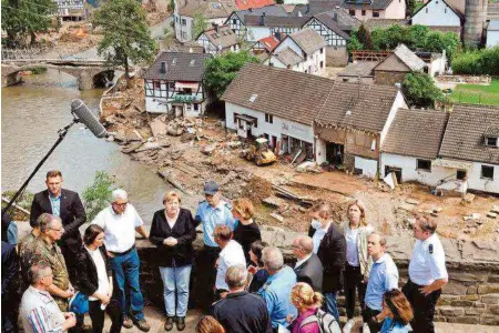  ??  ?? Angela Merkel calificó de "aterradora­s" las inundacion­es que han devastado parte de Europa