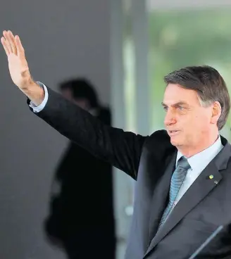  ?? GABRIELA BILO/ ESTADÃO ?? Adiamento. Presidente Jair Bolsonaro acena após deixar o Ministério da Defesa, em Brasília