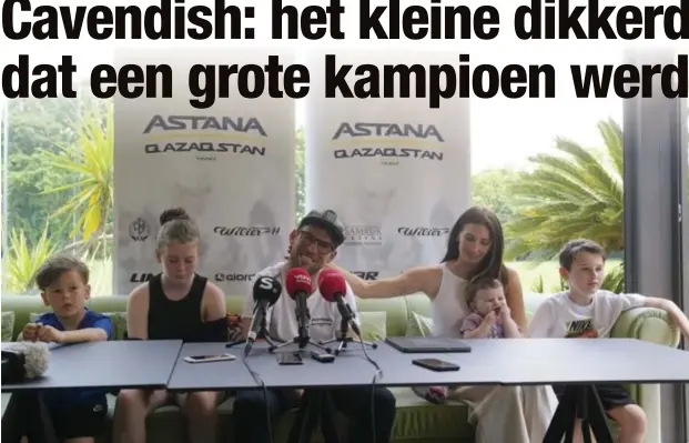  ?? FOTO AP ?? Mark Cavendish werd op zijn persconfer­entie gesteund door zijn vrouw Peta en hun vier kinderen.