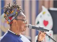  ?? ?? Erika Roberts reads a poem at the United Way location on Market Street.